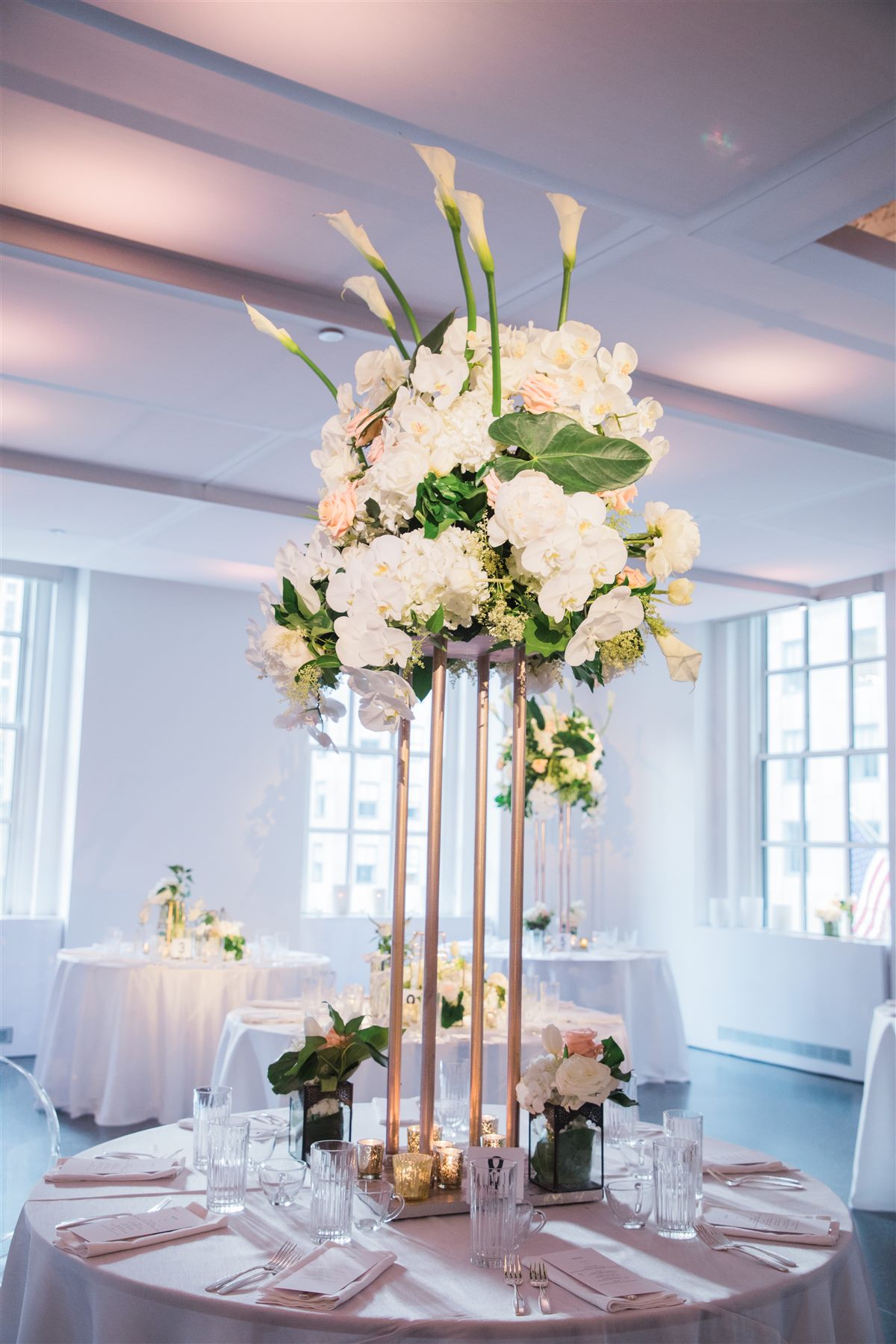 Centerpieces in gold and ivory