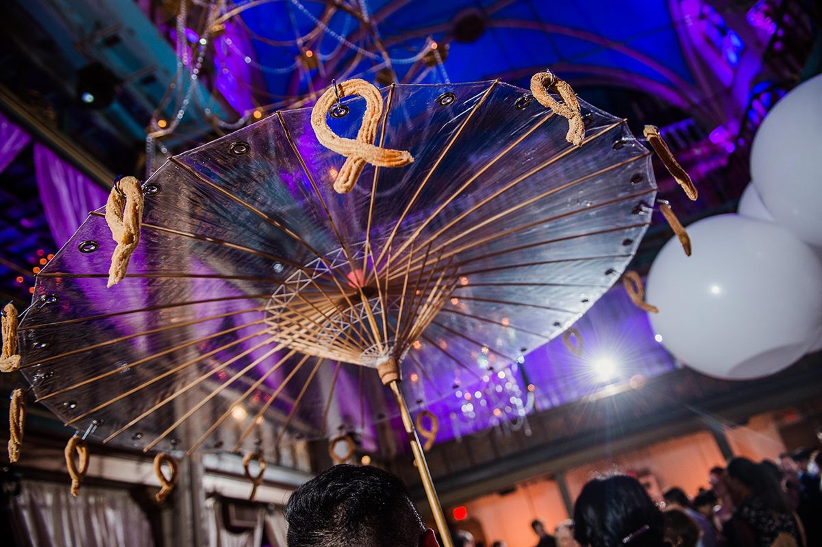 Hors d'oeuvres, floating by balloon