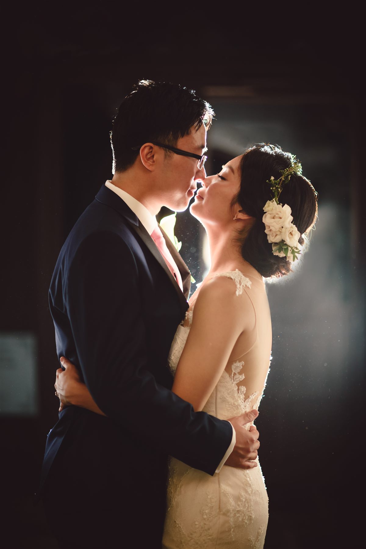 A kiss in the lamplight