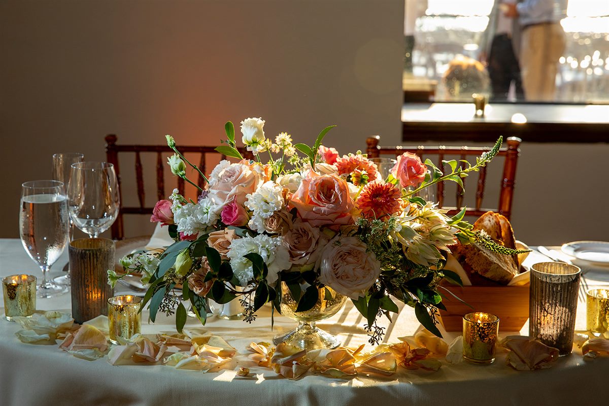 The sweetheart table in garden tones