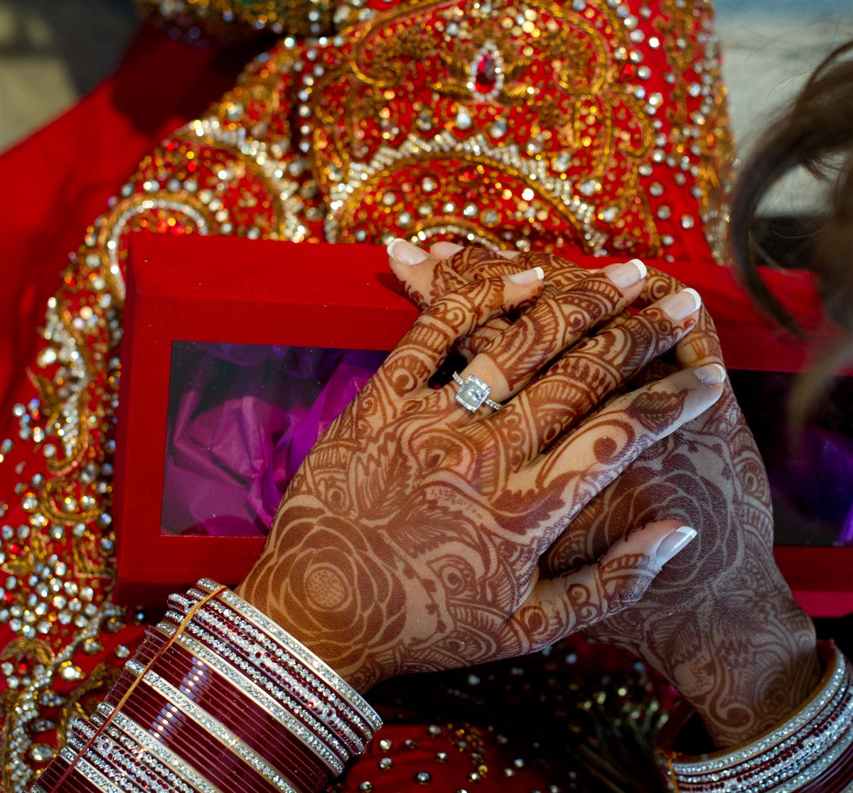 Mehndi over the gift box