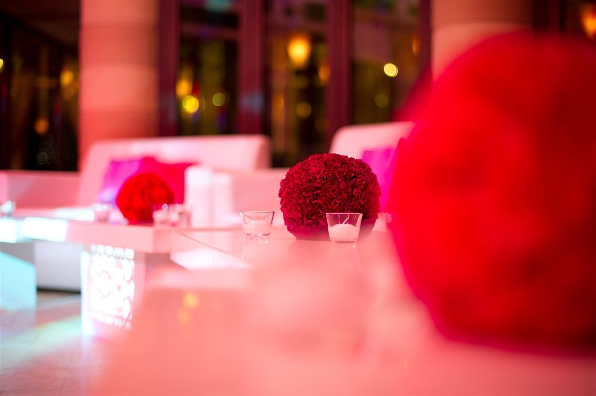The sangeet lounge in white and fuchsia